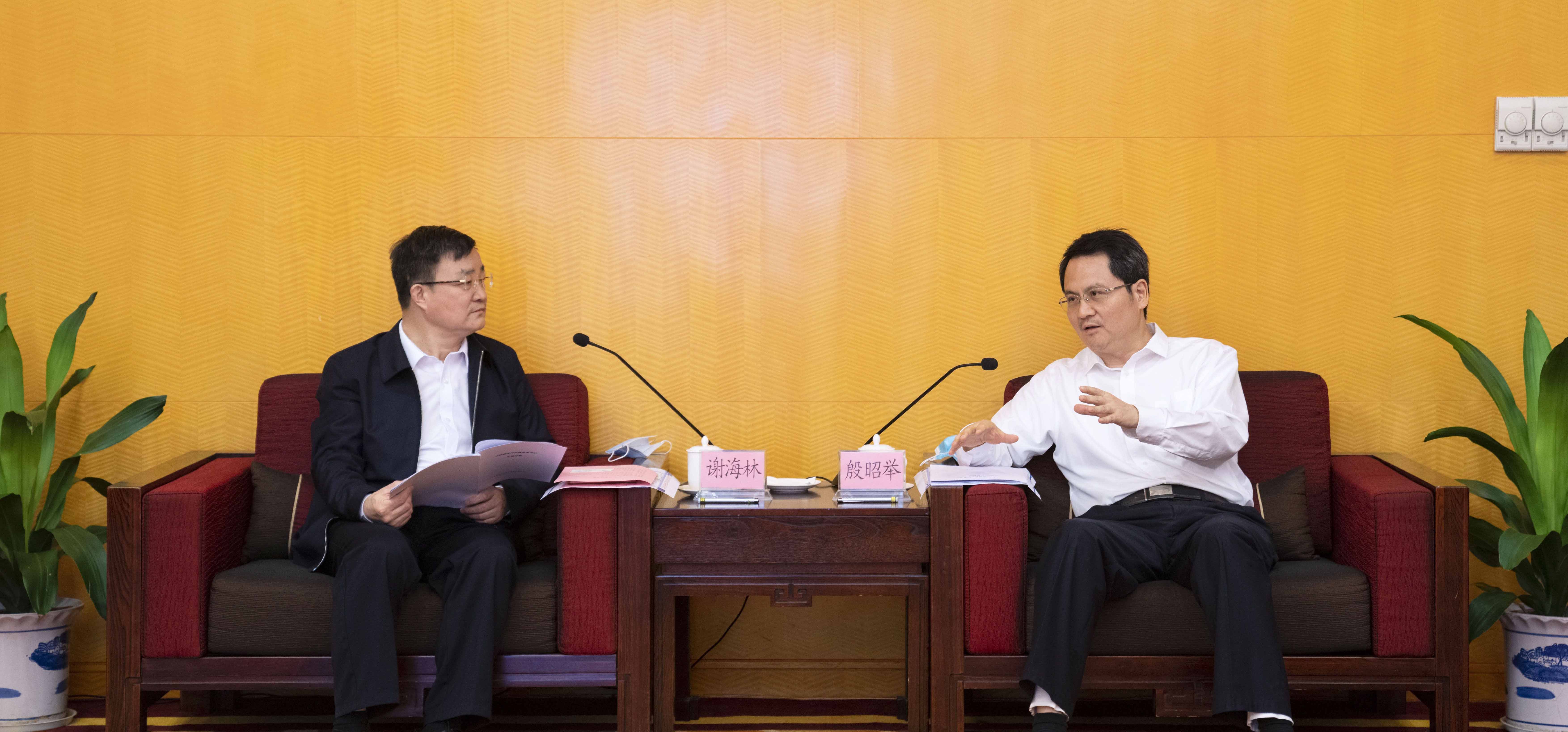 謝海林與清遠(yuǎn)市委書記殷昭舉會(huì)談